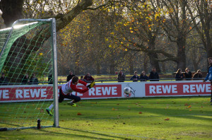 Bekommt vor jedem Spiel einen Video-Clip auf sein Smartphone: FC-Torwart Timo Horn. Foto: Holzki